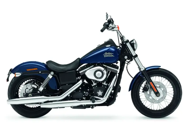Granatowy Harley-Davidson Dyna Street Bob gotowy na podbój ulic. Klasyczny styl i moc.