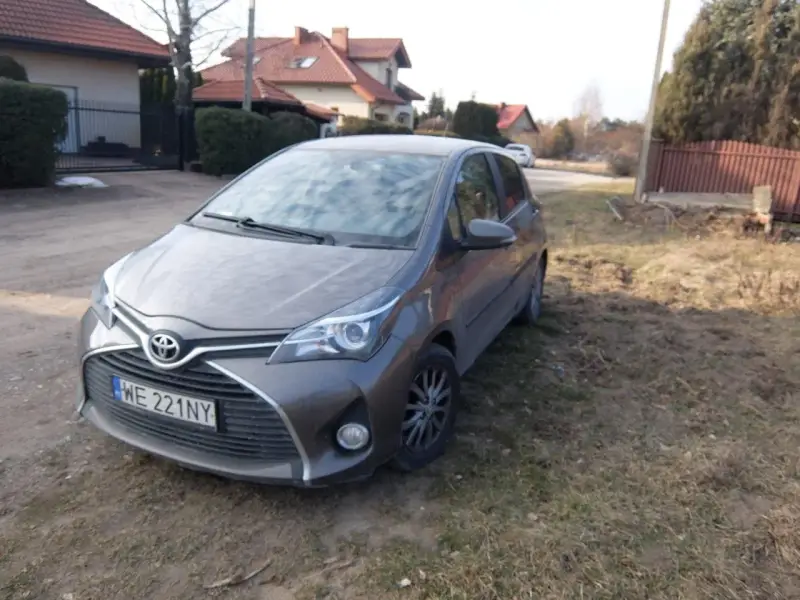 Szary Toyota Yaris, zaparkowany na poboczu. Może to kara UFG za brak OC?