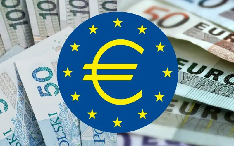 Symbol euro na tle polskich banknotów i banknotów euro. Czy to zapowiedź euro w Polsce?
