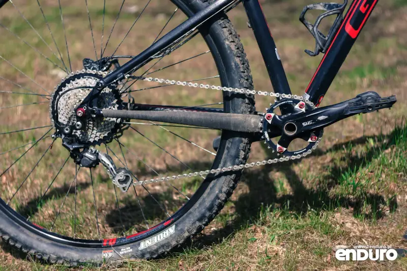 Napęd 1x10 w rowerze górskim z kasetą Shimano Deore i zębatką Narrow-Wide.