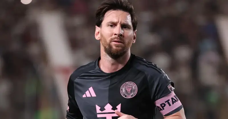 Lionel Messi, kapitan Interu Miami, w czarnej koszulce z różowymi detalami. Właśnie tu gra Messi, zdobywając kolejne gole.