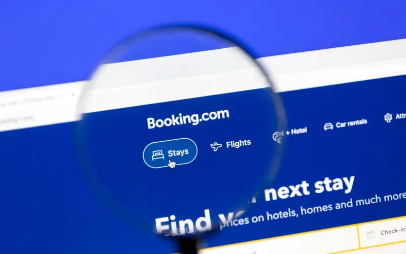 Szukaj najlepszych zniżek na booking.com, aby znaleźć idealny nocleg. Powiększenie ukazuje stronę główną serwisu z opcjami rezerwacji.