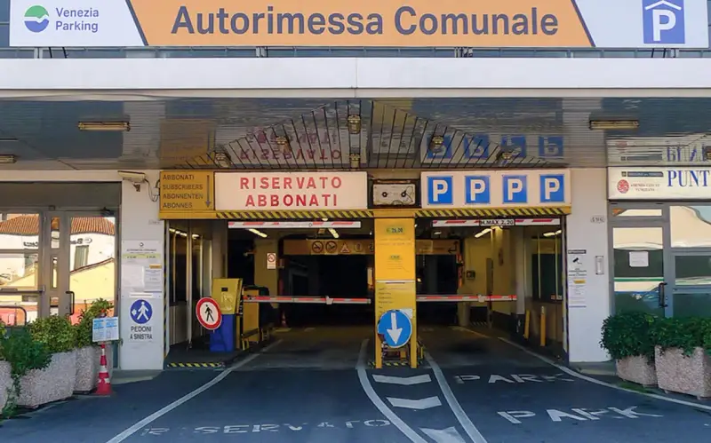 Ingresso Autorimessa Comunale Venezia. Segnaletica per abbonati e indicazioni per pedoni. Informazioni sui parcheggio piazzale roma venezia prezzi.