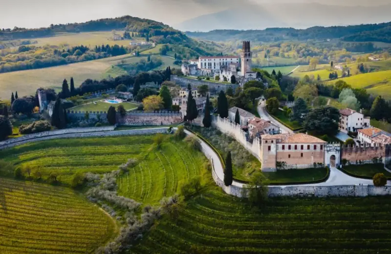 Castello di Conegliano, un gioiello tra le colline del Prosecco cosa vedere. Vigneti verdi e architettura storica si fondono in un paesaggio incantevole.