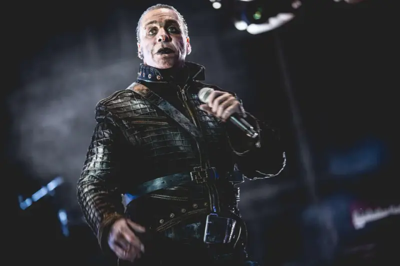 Till Lindemann w skórzanej kurtce, z mikrofonem w dłoni, jakby opowiadał historię swojej żonie.