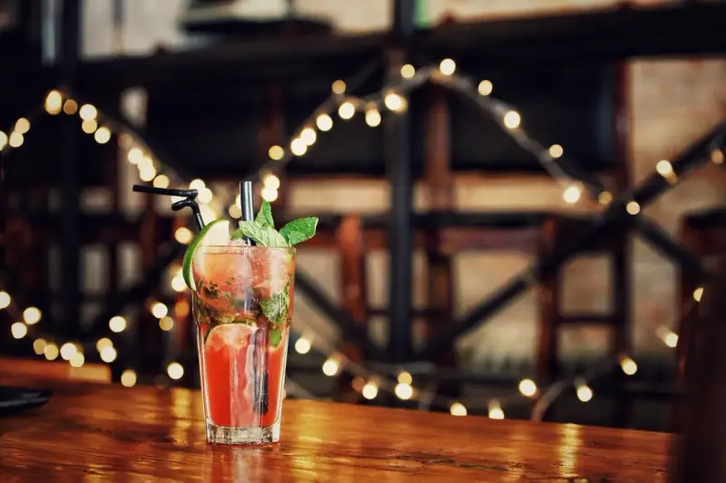 Orzeźwiający drink na drewnianym blacie, idealny na wieczór kawalerski.