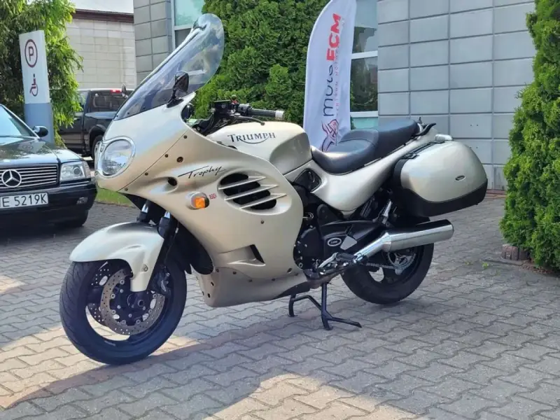 Złoty motocykl Triumph Trophy 1200, gotowy do podróży. Dane techniczne tego klasyka są imponujące.
