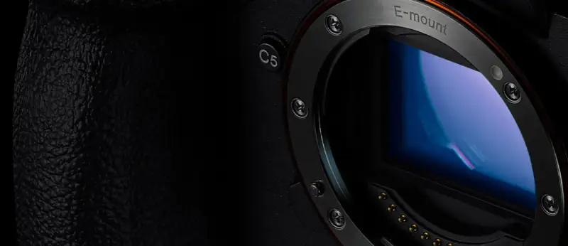 Zbliżenie na korpus aparatu z widocznym mocowaniem obiektywu E-mount i elementami sensora. Technologia global shutter zapewnia ostrość nawet w ruchu.
