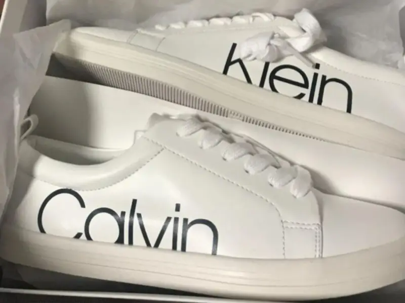 Stylowe, białe calvin klein sneakersy damskie z dużym logo. Idealne do codziennych stylizacji.