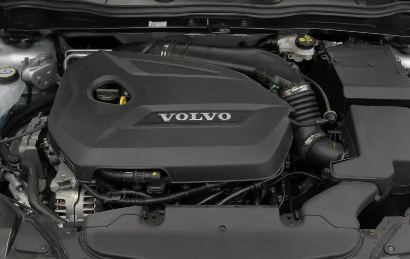 Silnik Volvo V40 D2 z widocznym logo Volvo na czarnej osłonie.