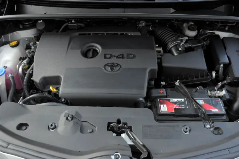 Silnik D-4D w Toyocie Corolla Verso. Widoczny akumulator i elementy układu dolotowego.