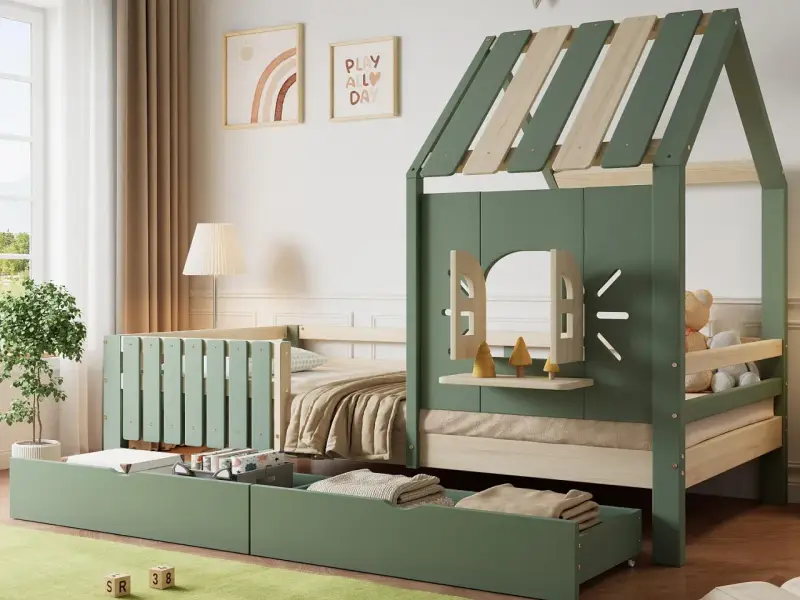 En charmig träsäng barn i form av ett hus, med förvaringslådor och en lekfull design som inbjuder till äventyr.