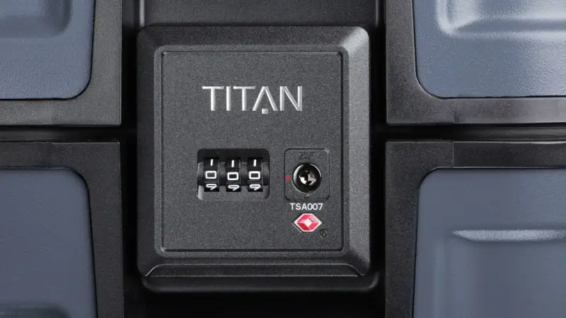 Zamek szyfrowy TSA na walizce Titan. Dowiedz się, jak ustawić kod w walizce, aby bezpiecznie podróżować.