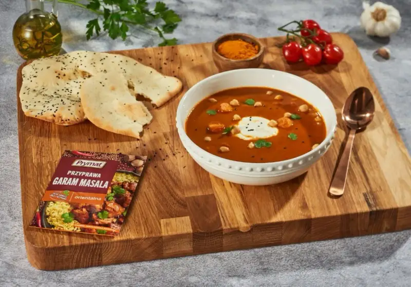 Aksamitny gulasz z ciecierzycą i kurczakiem, podany z chlebkiem naan i przyprawą Prymat Garam Masala. Idealny przepis na orientalną ucztę.