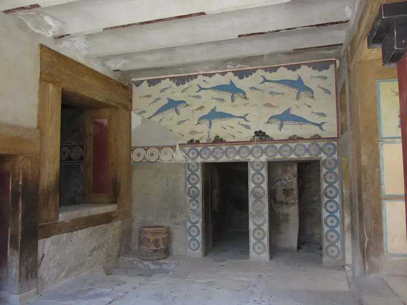 Malowidło z delfinami i rybami zdobi ściany pałacu w Knossos, gdzie według legendy znajdował się labirynt Minotaura.