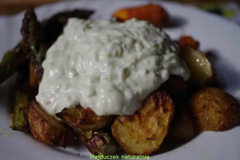 Pieczone ziemniaki i szparagi z kremowym sosem tzatziki. Pyszne i zdrowe danie.