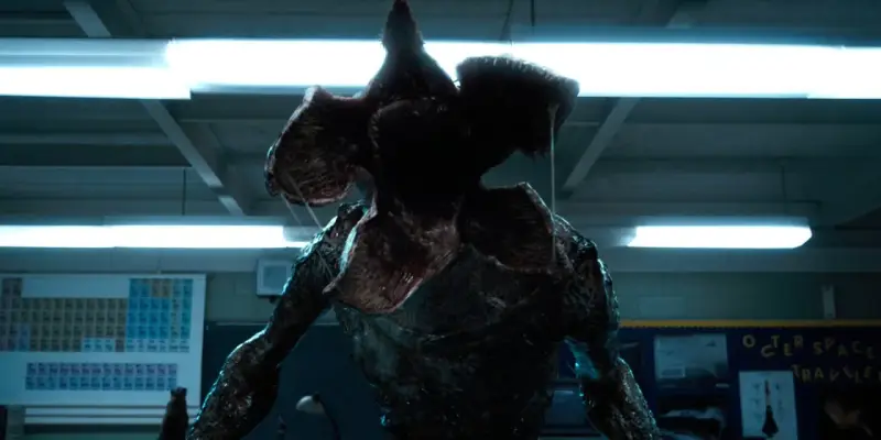 Potwór z serialu Stranger Things, Demogorgon, z otwartą paszczą w klasie.