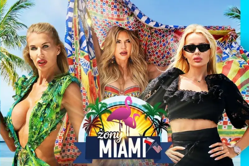 Trzy kobiety w tropikalnej scenerii, logo "Żony Miami". Gdzie obejrzeć żony hollywood? Tutaj!