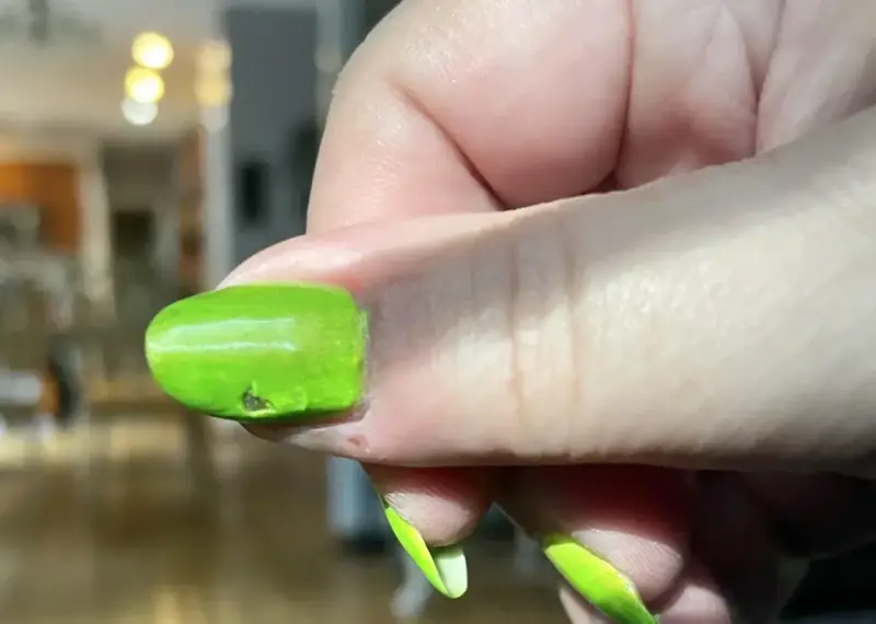Zastanawiasz się, ile schnie lakier do paznokci? Ten jaskrawozielony manicure wygląda na świeżo pomalowany, ale czy jest już suchy?