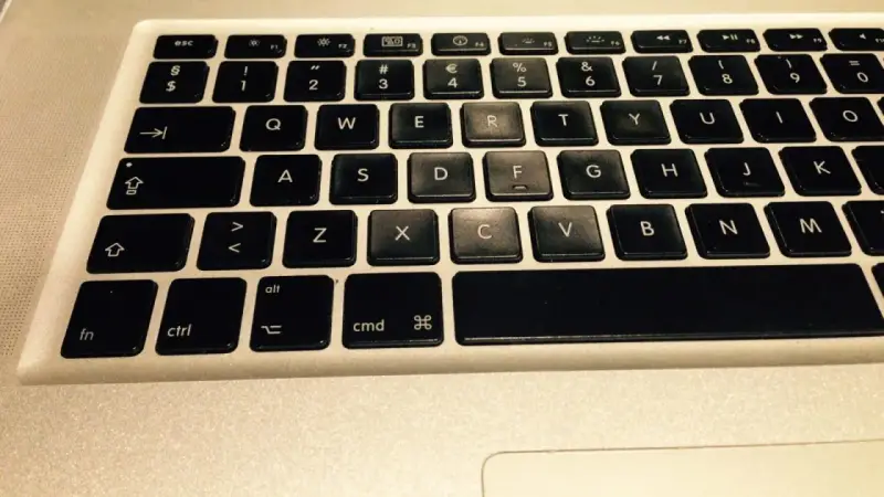 Klawiatura laptopa z widocznymi klawiszami, w tym literami "QWERTY" i "ASDFGH". Można tu znaleźć skrót klawiszowy na wyłączenie komputera.