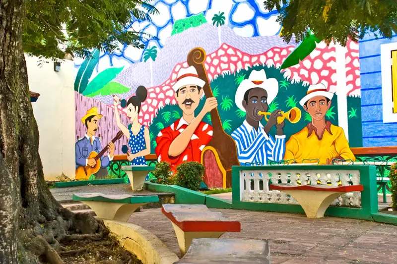 Kolorowy mural przedstawia muzyków grających na instrumentach, jakby na ulicy stolicy Kuby.
