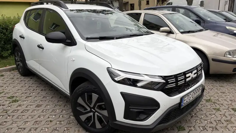 Biały Dacia Sandero Stepway na parkingu. Wiele osób szuka dacia sandero stepway opinie, ten model wygląda obiecująco.