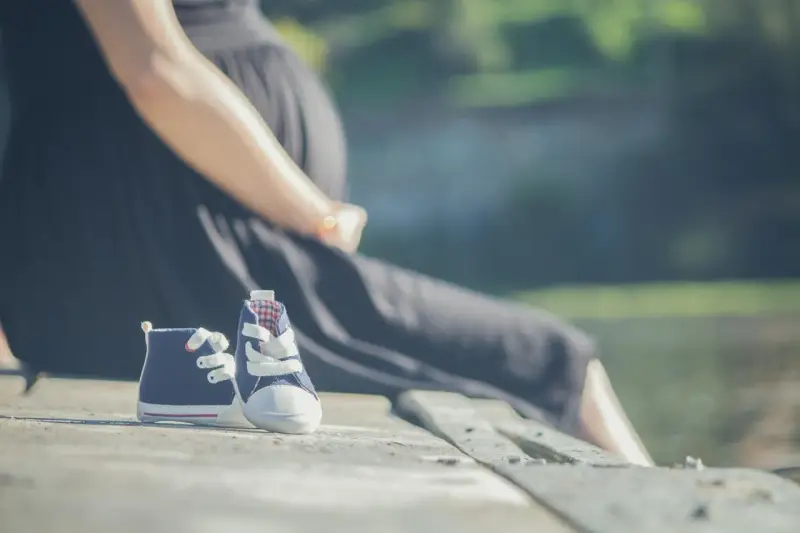 Ciąża to piękny stan. Czy można zwolnić kobietę w ciąży? Prawo chroni przyszłe mamy.
