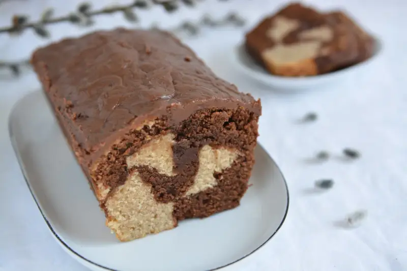 Wilgotna babka marmurkowa na oleju, z czekoladową polewą, prezentuje się apetycznie.