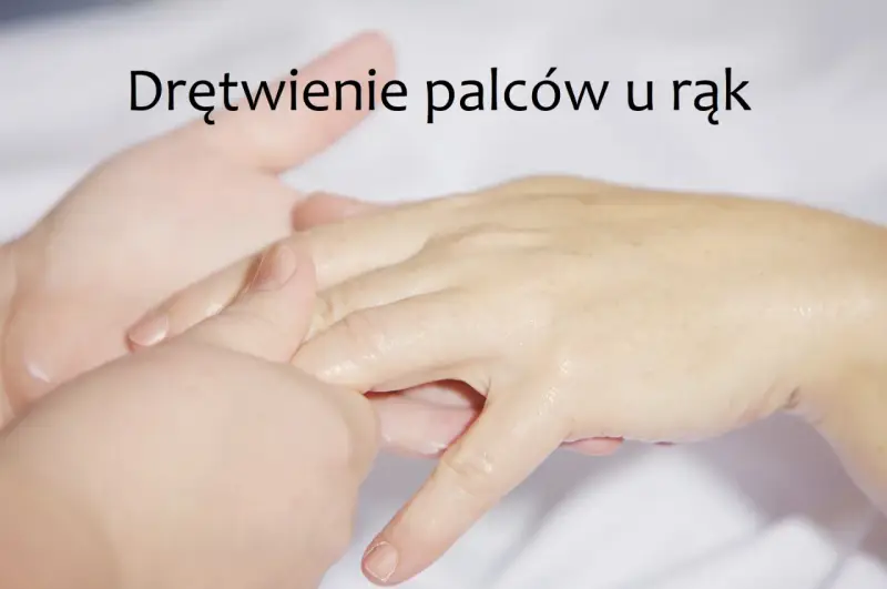 Delikatny masaż dłoni, który pomaga złagodzić drętwienie palców u rąk.