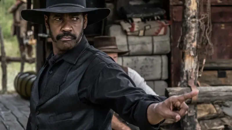 Denzel Washington w westernowym kapeluszu, jak w jego najlepszych filmach, wskazuje palcem.