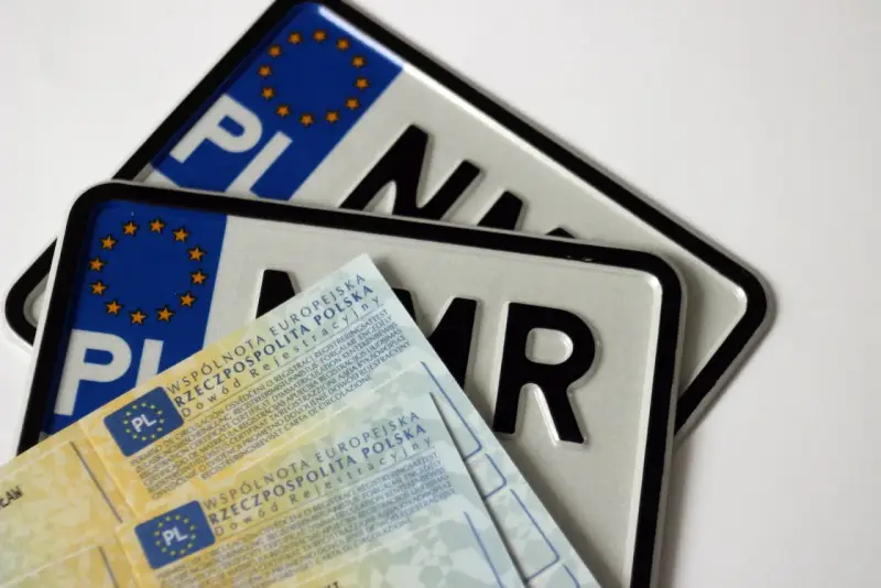 Dwa polskie dowody rejestracyjne i tablice z literami "NMR". Cały proces **cal rejestracja** jest tu widoczny.