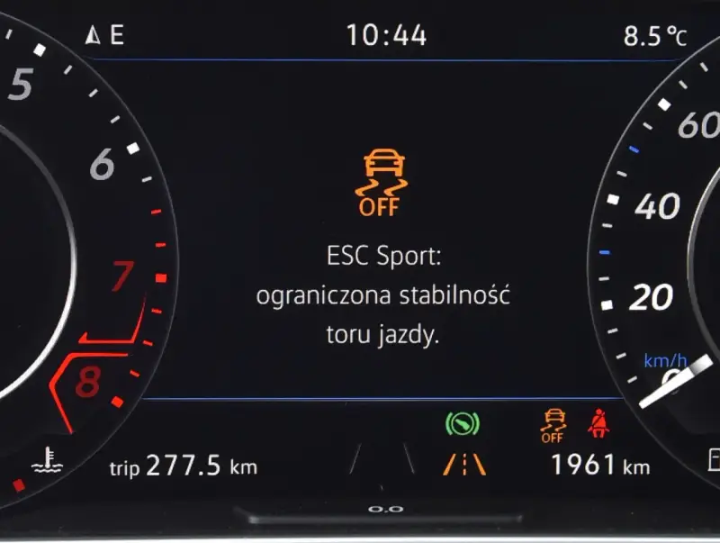 Na desce rozdzielczej świeci się kontrolka ESP OFF, informując o ograniczonej stabilności toru jazdy w trybie ESC Sport.