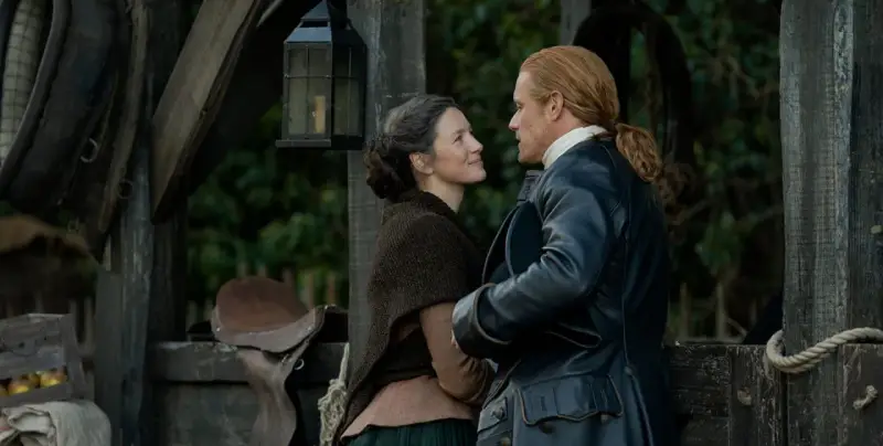 Claire i Jamie w outlander sezon 8, patrzą na siebie z miłością.