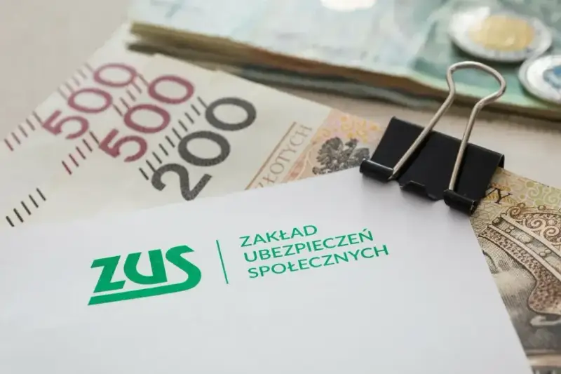 ZUS i pieniądze, symbolizujące rodzicielskie świadczenie uzupełniające.