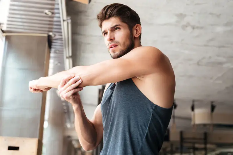 Uomo che si allena, sport contro ansia. Stretching per liberarsi dalle tensioni.