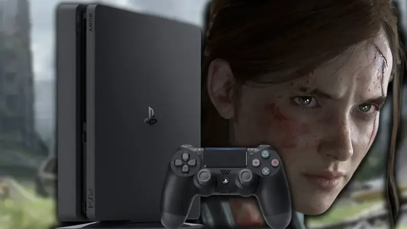 Ellie, con heridas visibles, mira fijamente mientras un mando de PS4 y la consola se colocan delante de ella, evocando la intensidad de the last of us serie.