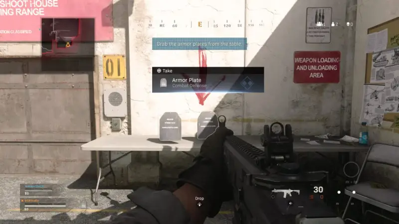 Gracz w Call of Duty Warzone zbiera płyty pancerza z podłogi.