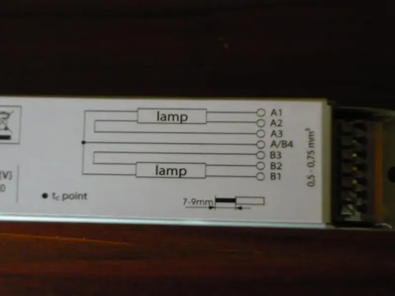 Schemat podłączenia dwóch lamp fluorescencyjnych do statecznika. Widać oznaczenia punktów przyłączeniowych A1-A3, A/B4, B1-B3.