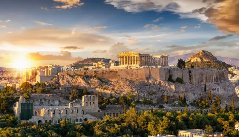 L'Acropole d'Athènes baignée par le soleil couchant, un site qui évoque la grandeur de l'olympe mythologie.