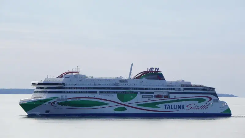 Prom Tallink Shuttle "Megastar" płynie po Bałtyku, łącząc Tallin z Helsinkami.
