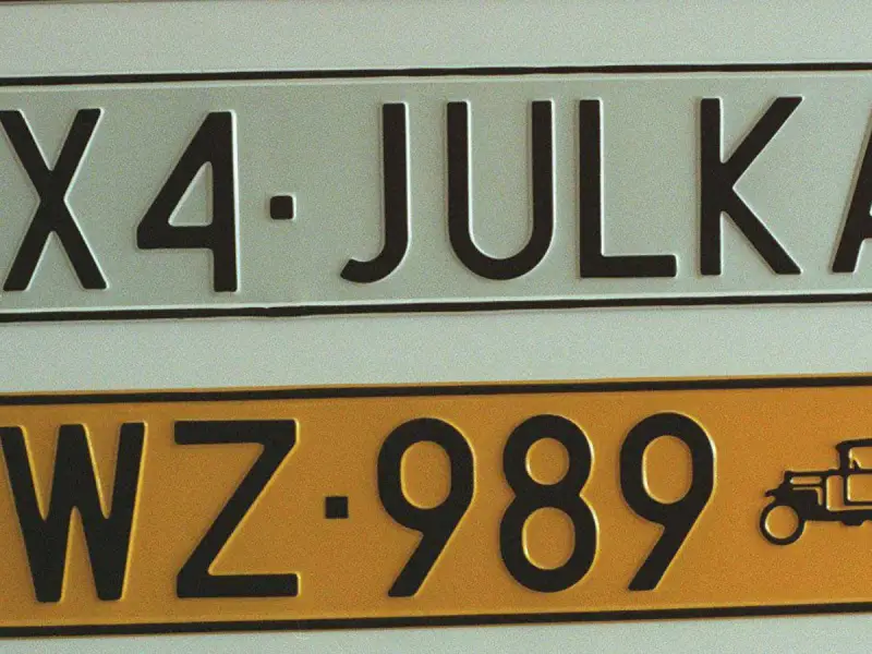 Tablice rejestracyjne: X4-JULKA i WZ-989. Wz rejestracja z numerem 989 i symbolem pojazdu.