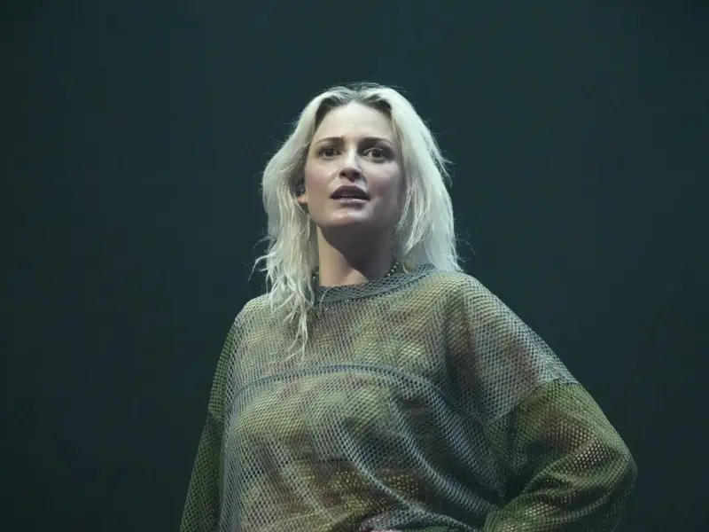 Blond wokalistka na scenie, czyżby nowy wokalista Linkin Park?