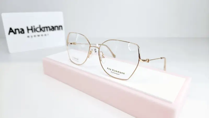 Eleganckie okulary Ana Hickmann. Czy wada wzroku minus 1 to powód, by nosić okulary?