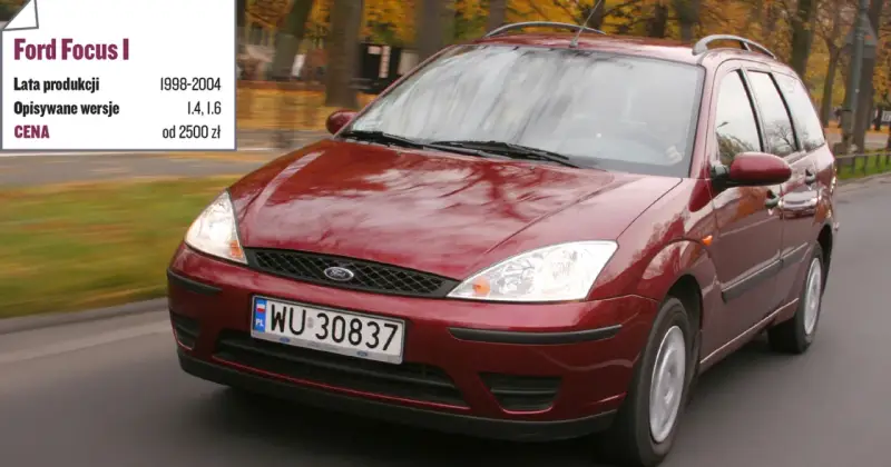 Czerwony Ford Focus Mk1 1.6 benzyna z lat 1998-2004, poruszający się po drodze.