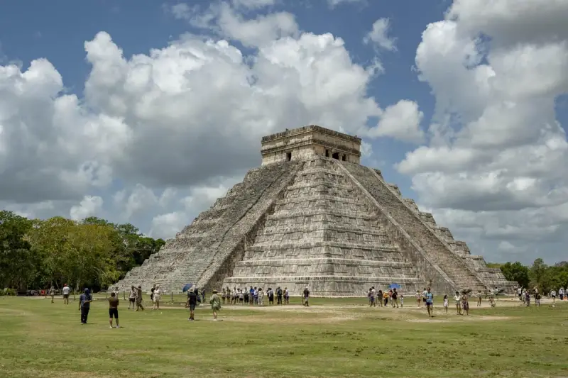 Wspaniała piramida Kukulkana w Chichen Itza, cel wielu podróży. Ta wycieczka do Meksyku to niezapomniane wrażenia!