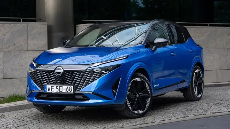 Niebieski Nissan Qashqai z czarnym dachem, nowoczesny design. Sprawdź aktualną nissan qashqai cena i wyposażenie.