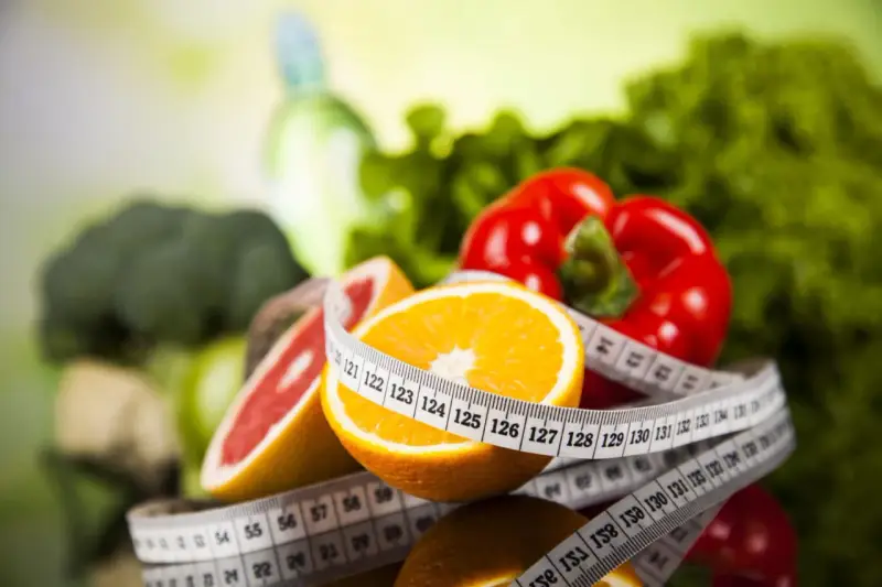 Fruits et légumes frais, ruban à mesurer. Le régime Scarsdale 14 jours menu est une promesse de fraîcheur et de vitalité.