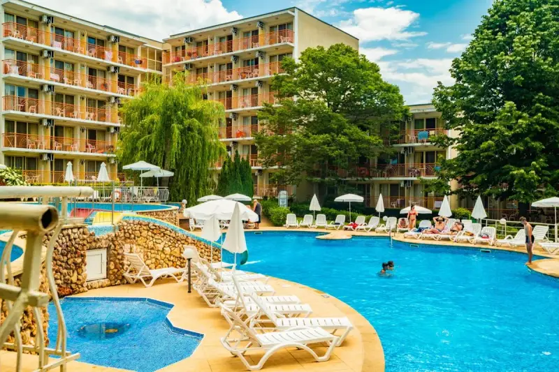 Hotel z basenem i leżakami, idealne miejsce na booking bonu turystycznego.