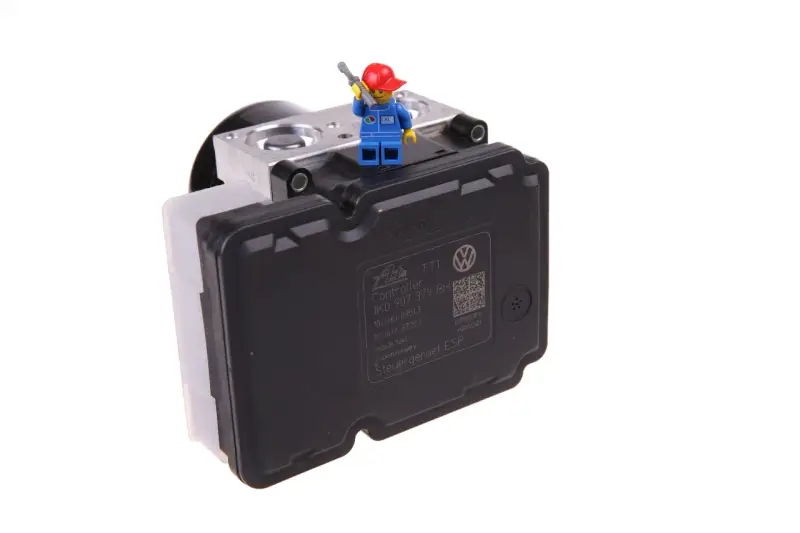 Lego mechanik naprawia moduł ABS, być może z błędem dtc u0405 ford.