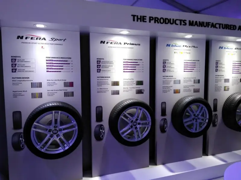 Nexen to firma produkująca opony. Na wystawie prezentowane są modele N Fera Sport, N Fera Primus i N Blue HD Plus, z opisami ich zalet i parametrów.